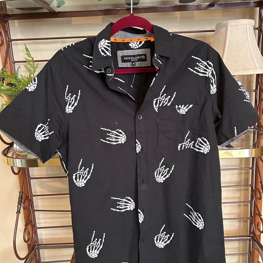 FREE PLANT men’s shirt. New. No tags.